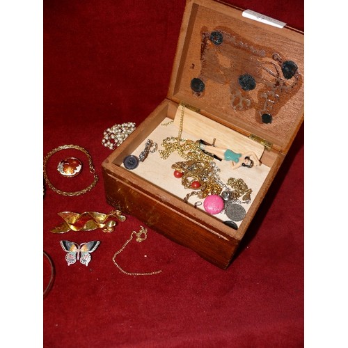 57 - SMALL WOODEN MUSICAL JEWELLERY BOX (NEEDS REPAIR) CONTAINING COSTUME JEWELLERY.