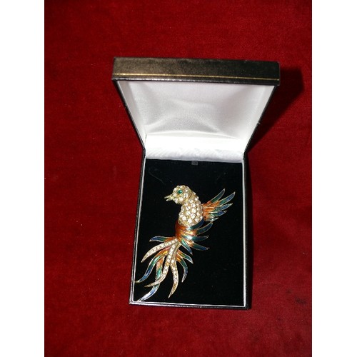 53 - STUNNING LARGE BIRD BROOCH (CLASP NEEDS REPAIR) - DIAMANTE AND ENAMEL.