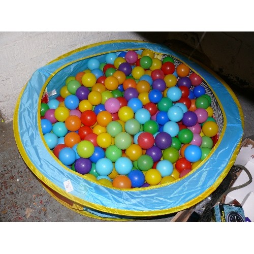 423 - POP UP PLAY PIT WITH LARGE QUANTITY OF PLASTIC  BALLS.