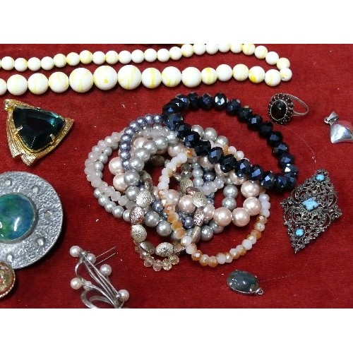 13A - NINE PEARL, CRYSTAL AND GLASS BRACELETS, WOODEN NECKLACES, VINTAGE BROOCHES, SILVER PENDANT, RING.