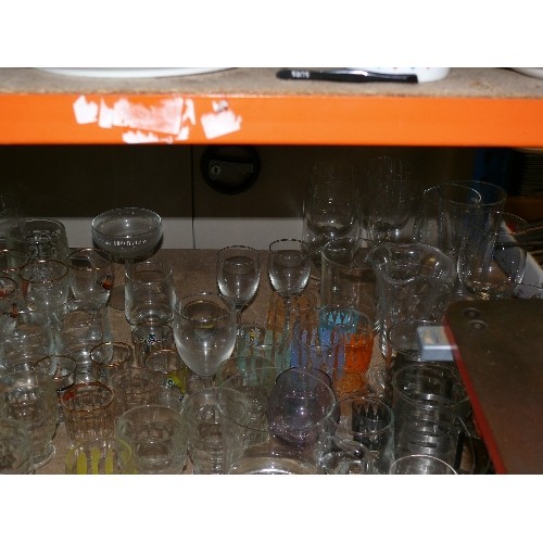 363 - SHELF OF VARIOUS GLASSWARE