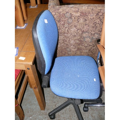 489 - COMPUTER SWIVEL CHAIR