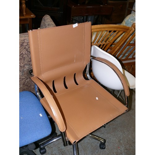 490 - VERY NICE COMPUTER DESK CHAIR IN FAUX TAN LEATHER.