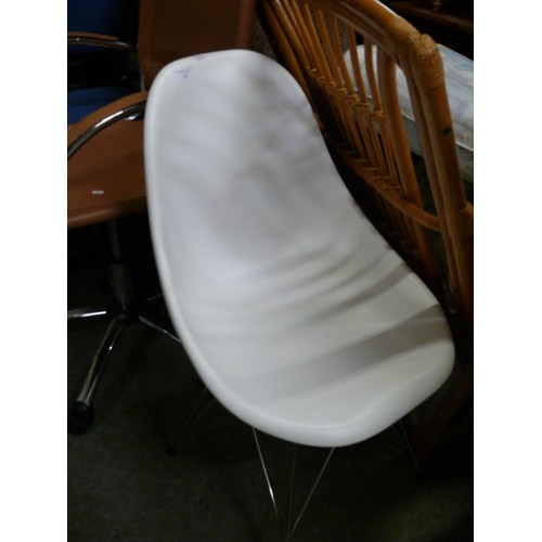 491 - MODERN DINING CHAIR IN WHITE PLASTIC.