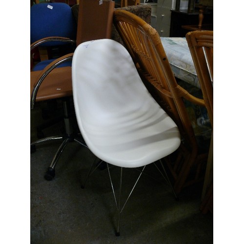 491 - MODERN DINING CHAIR IN WHITE PLASTIC.