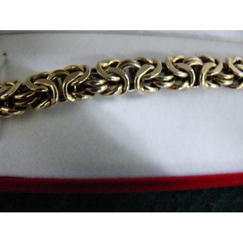 50 - A VERY FINE ITALIAN FASHION JEWELLERY BRACELET INTRICATELY WOVEN ROLLED GOLD ON SILVER LINKS 9ct WEI... 