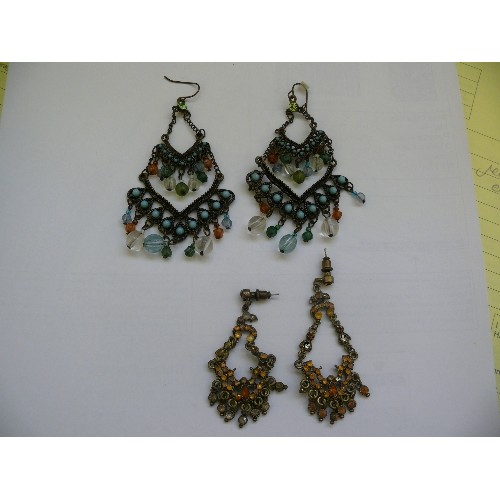 86 - TWO PAIRS OF BEAUTIFUL INDIAN STYLE EARRINGS, ONE PAIR WITH TURQUOISE STONES THE OTHER WITH AMBER GL... 