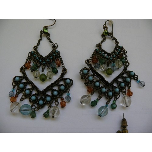 86 - TWO PAIRS OF BEAUTIFUL INDIAN STYLE EARRINGS, ONE PAIR WITH TURQUOISE STONES THE OTHER WITH AMBER GL... 