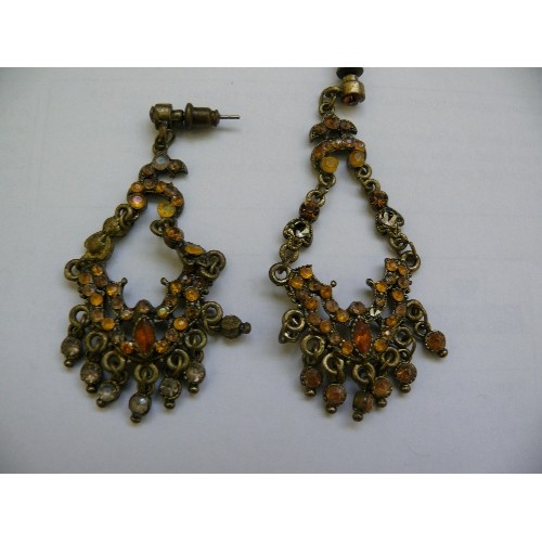 86 - TWO PAIRS OF BEAUTIFUL INDIAN STYLE EARRINGS, ONE PAIR WITH TURQUOISE STONES THE OTHER WITH AMBER GL... 