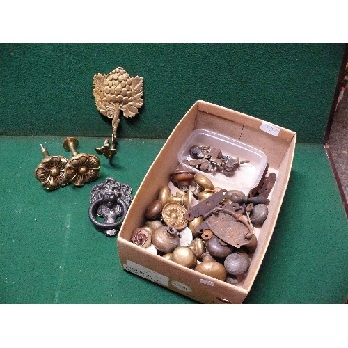 66 - BOX OF VARIOUS DOOR HANDLES, KNOBS AND A KNOCKER BRASS AND CAST IRON.