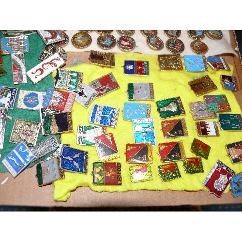 98 - LARGE BOX OF VARIOUS RUSSIAN PIN BADGES