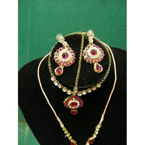 53 - INDIAN STYLE SET OF ATTRACTIVE COSTUME JEWELLERY.