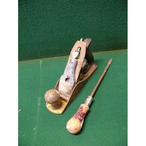 117 - STANLEY NO. 4 SMOOTHING PLANE PLUS A YANKEE SCREWDRIVER.