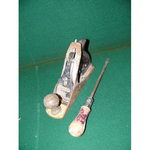 117 - STANLEY NO. 4 SMOOTHING PLANE PLUS A YANKEE SCREWDRIVER.