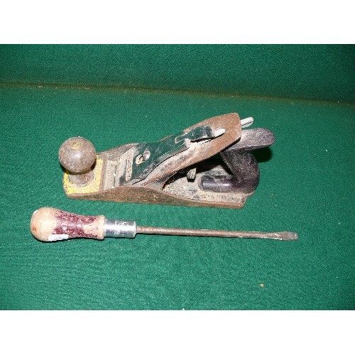 117 - STANLEY NO. 4 SMOOTHING PLANE PLUS A YANKEE SCREWDRIVER.