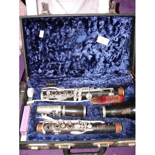 122 - A BOOSEY & HAWKES CLARINET IN FITTED CASE