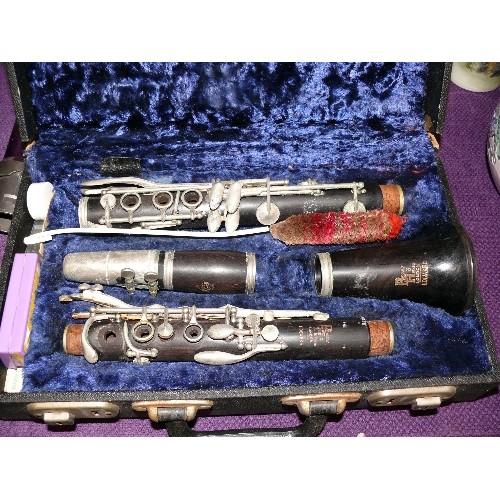 122 - A BOOSEY & HAWKES CLARINET IN FITTED CASE