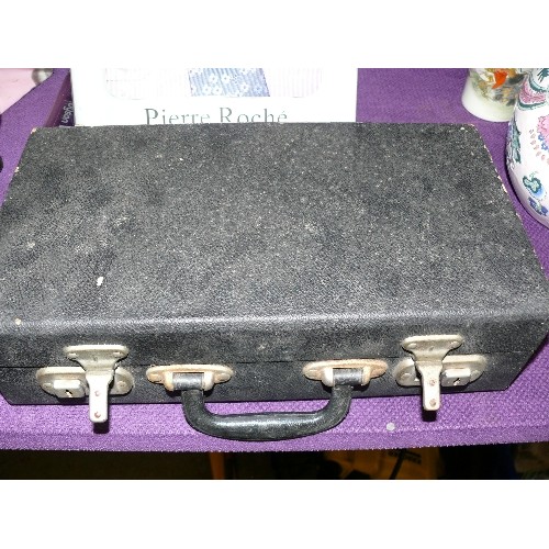 122 - A BOOSEY & HAWKES CLARINET IN FITTED CASE