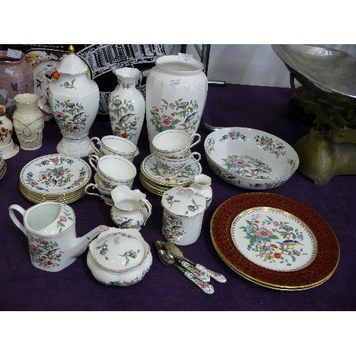 136 - VERY LARGE COLLECTION OF AYNSLEY 'PEMBROKE' CHINA INCLUDING VASES, CUPS AND SAUCERS, PLATES, BOWLS, ... 