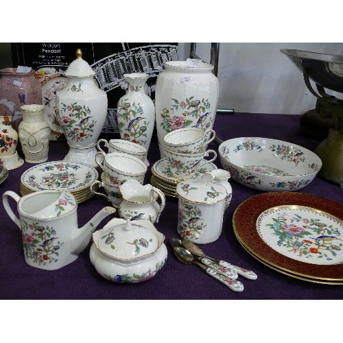 136 - VERY LARGE COLLECTION OF AYNSLEY 'PEMBROKE' CHINA INCLUDING VASES, CUPS AND SAUCERS, PLATES, BOWLS, ... 