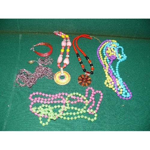 58 - SELECTION OF COSTUME JEWELLERY, COLOURFUL BEADS ETC