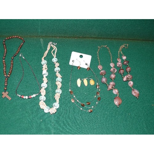 55 - COLLECTION OF COSTUME JEWELLERY