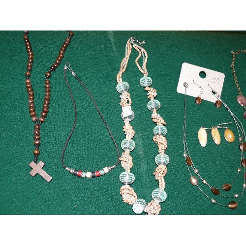 55 - COLLECTION OF COSTUME JEWELLERY