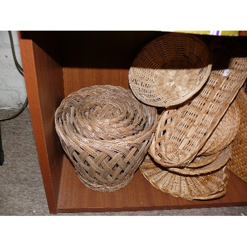 154 - LARGE COLLECTION OF MIXED WICKER BASKETS