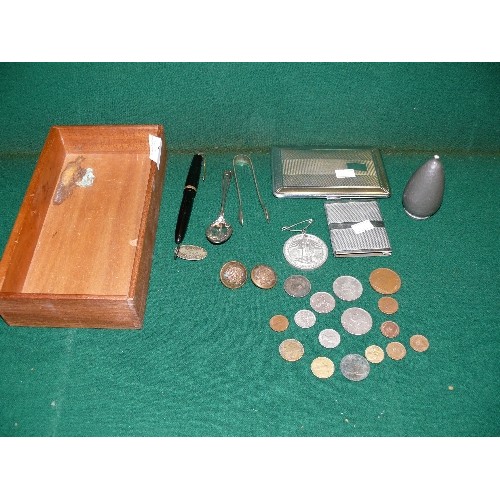 71 - WOODEN TRAY CONTAINING A GOLD NIB FOUNTAIN PEN, TWO CIGARETTE CASES, PEWTER ETC.