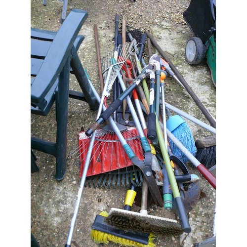 318 - GARDEN TOOLS, BRUSHES, SNOW SHOVEL, RAKE ETC