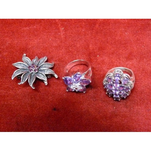 25 - A STERLING SILVER COCKTAIL RING SET WITH AMETHYST COLOURED CRYSTALS (SIZE P) A FURTHER SILVER METAL ... 