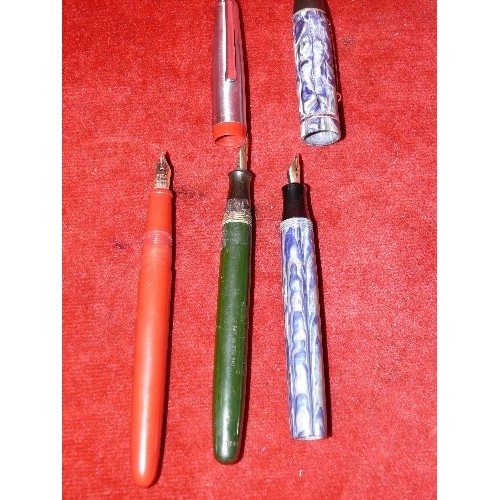 10 - THREE VINTAGE FOUNTAIN PENS WITH GOLD NIBS INCLUDING A RED PLATIGNUM 