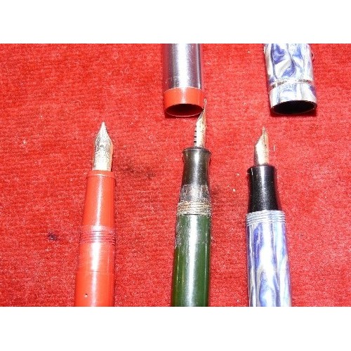 10 - THREE VINTAGE FOUNTAIN PENS WITH GOLD NIBS INCLUDING A RED PLATIGNUM 