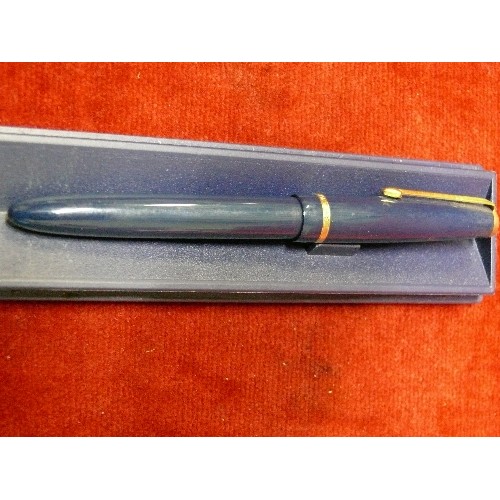 13 - A VINTAGE NAVY BLUE PARKER SLIMFOLD FOUNTAIN PEN , 14K GOLD 585 NIB - WITH PARKER BOX.