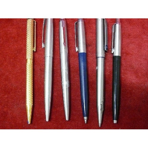 14 - A GOLD PLATED SHEAFFER ENGLAND BALLPOINT PEN WITH BOX, AND FIVE PARKER BALLPOINT PENS INCLUDING ONE ... 