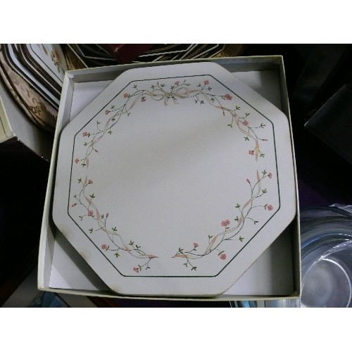 163 - LARGE COLLECTION OF TABLE PLACEMATS