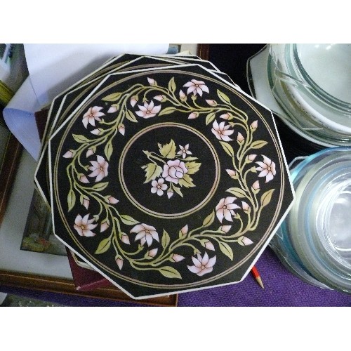 163 - LARGE COLLECTION OF TABLE PLACEMATS