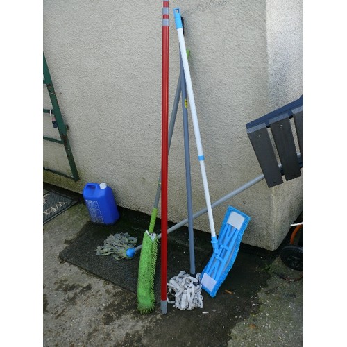 326 - EXTENDABLE WINDOW CLEANER AND OTHER HOUSEHOLD CLEANING EQUIPMENT.