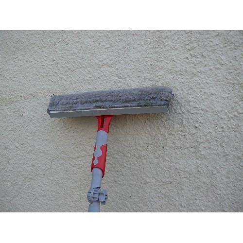 326 - EXTENDABLE WINDOW CLEANER AND OTHER HOUSEHOLD CLEANING EQUIPMENT.