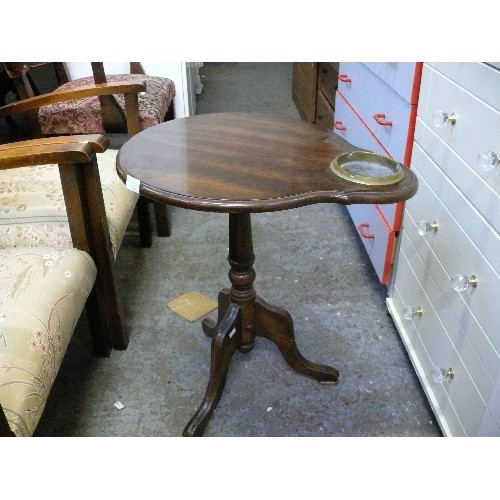 339 - VINTAGE WOODEN SMOKERS TABLE WITH BRASS ASHTRAY INSERT.