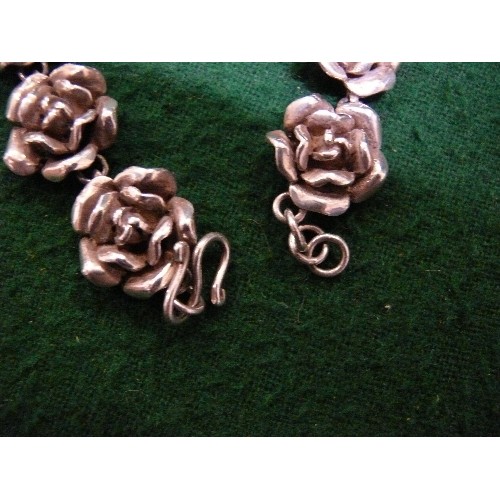 35B - A GOOD QUALITY LATE 20TH CENTURY THAI SILVER NECKLACE WITH ROSE FLOWER LINKS - 108 GRAMS - 16 INCHES... 