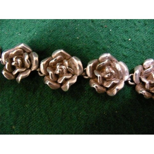 35B - A GOOD QUALITY LATE 20TH CENTURY THAI SILVER NECKLACE WITH ROSE FLOWER LINKS - 108 GRAMS - 16 INCHES... 