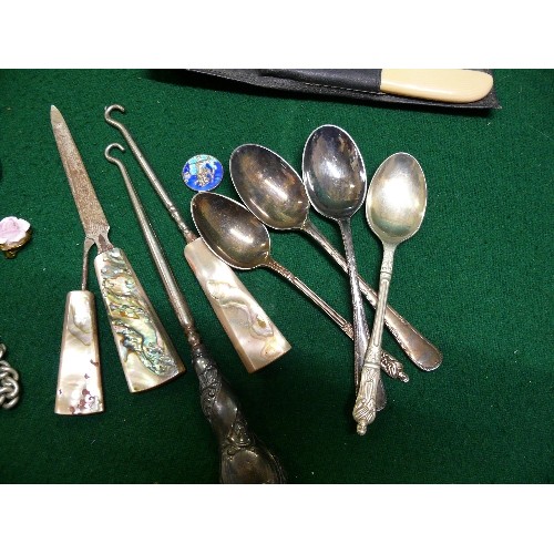 52 - MIXED BOX OF SMALL COLLECTABLE ITEMS TO INCLUDE A SILVER HANDLED BUTTON HOOK WITH CHESTER HALLMARKS,... 