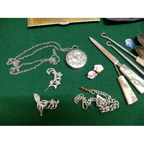 52 - MIXED BOX OF SMALL COLLECTABLE ITEMS TO INCLUDE A SILVER HANDLED BUTTON HOOK WITH CHESTER HALLMARKS,... 