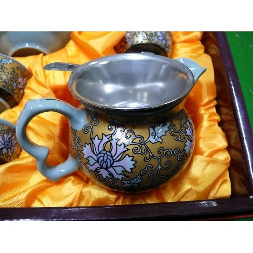 419 - ASIAN MINI TEASET, GREEN AND GOLD, IN PRESENTATION BOX.