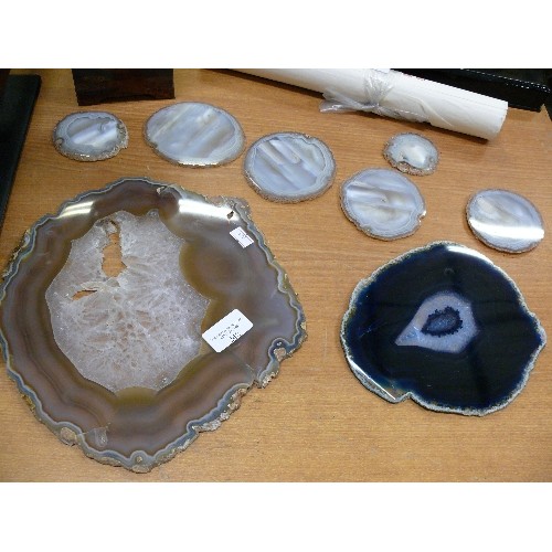 248 - LARGE BLUE AGATE MINERAL SLICE, FIVE SMALL GREY AGATE COASTERS SLICES AND A LARGE SLICE OF REIKI CRY... 