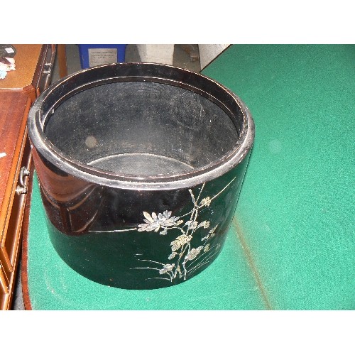 252A - A LARGE VINTAGE JAPANESE BLACK LACQUERED OPEN TOPPED CYLINDRICAL CONTAINER, THE OUTSIDE DECORATED WI... 