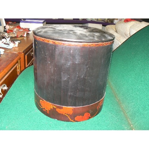 253 - A VINTAGE JAPANESE LACQUERED CYLINDRICAL BOX WITH METAL LINER - THE BOTTOM EDGE WITH DECORATION OF L... 