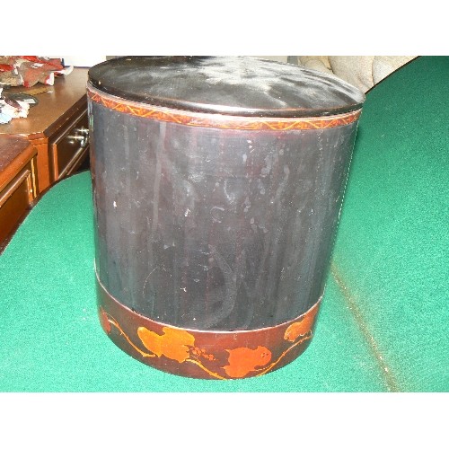 253 - A VINTAGE JAPANESE LACQUERED CYLINDRICAL BOX WITH METAL LINER - THE BOTTOM EDGE WITH DECORATION OF L... 