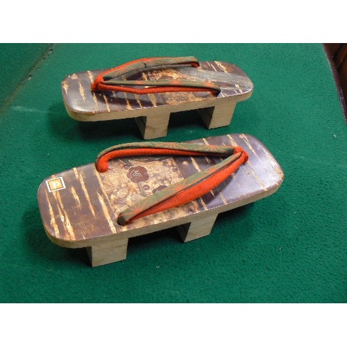 265 - PAIR OF GOOD QUALITY JAPANESE GEISHA PLATFORM SHOES (OKOBO) WITH LACQUERED DECORATION TO THE INSOLE.... 